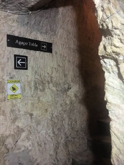 Un panneau indiquant le chemin vers la Table de l’Agape dans les catacombes du musée Wignacourt.