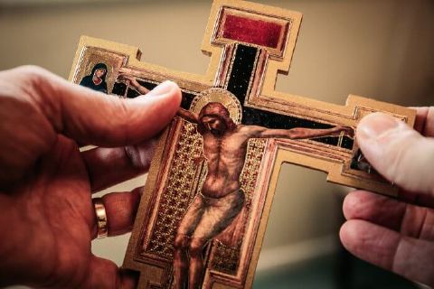 Un gros plan photographique d’un crucifix.