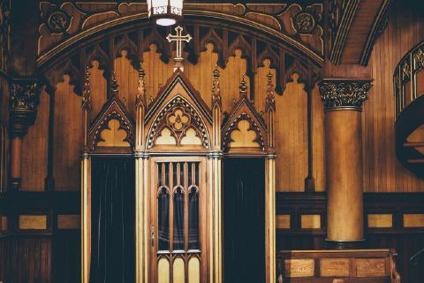 Un confessionnal dans la basilique Notre-Dame de Montréal, au Canada