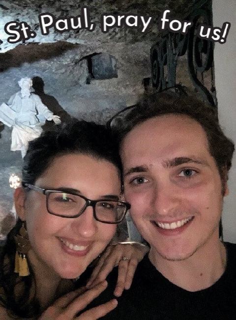 Chris Newton et Bérénice Newton dans la grotte de saint Paul, Malte.