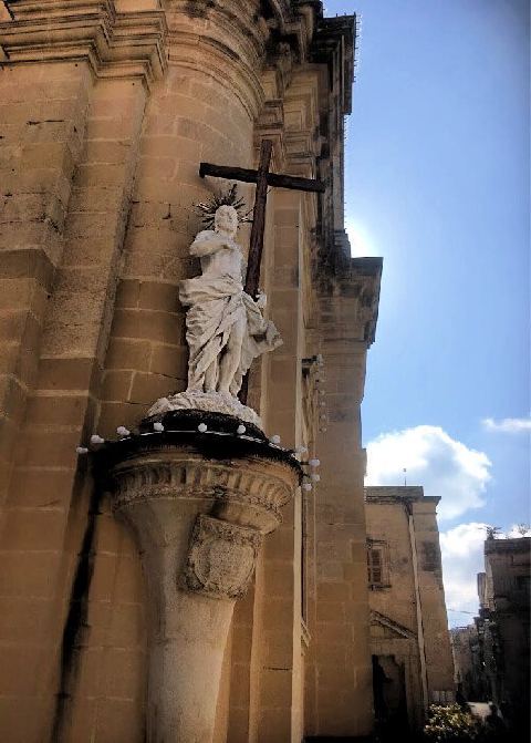 Une statue du Christ portant sa croix à Rabat, Malte.