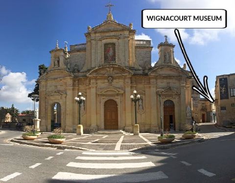 Le musée Wignacourt situé par rapport à la collégiale de saint Paul.