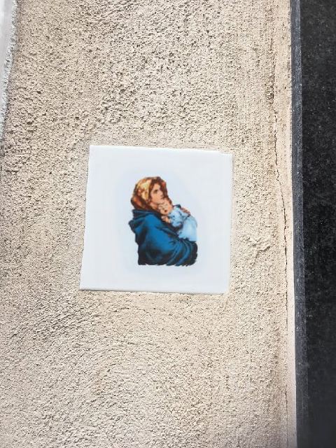 Une Vierge à l’Enfant peinte sur un mur à Malte.
