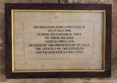 Le pape saint Jean-Paul II priant dans la grotte de saint Paul.