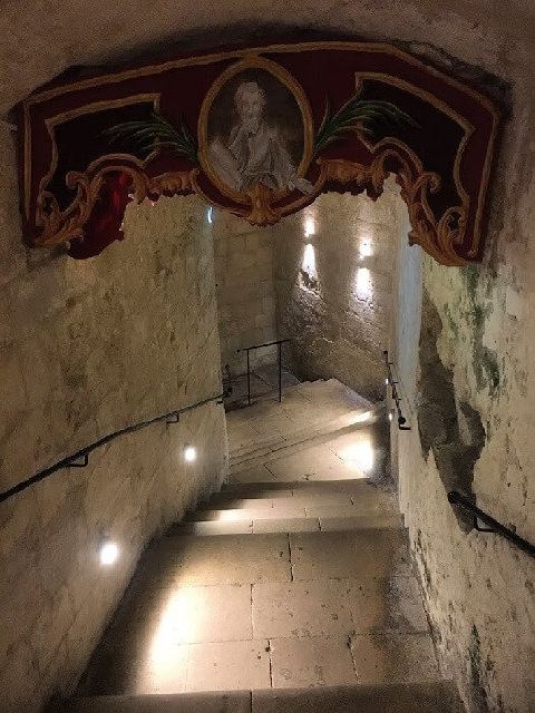 Des marches de pierre descendant vers la grotte de saint Paul.