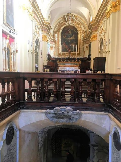 La collégiale de saint Paul au-dessus de la grotte de saint Paul.