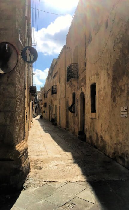 Une rue incurvée à Rabat, Malte.