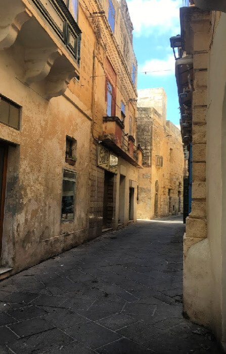 Une rue de Rabat, Malte.